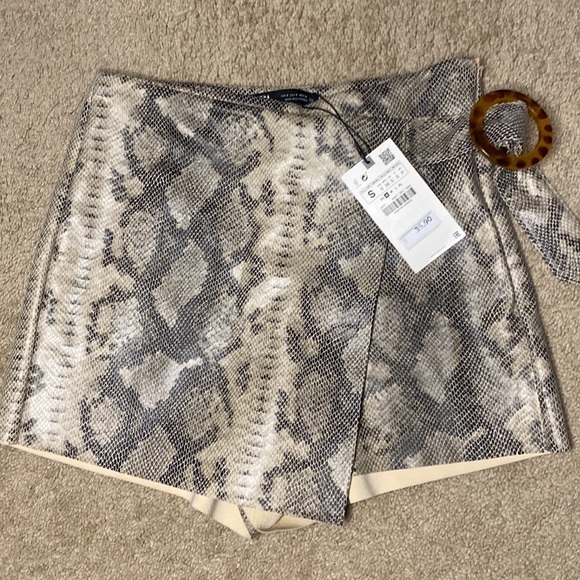 NWT Zara Faux Snakeskin Shorts Size Small - Picture 3 of 4